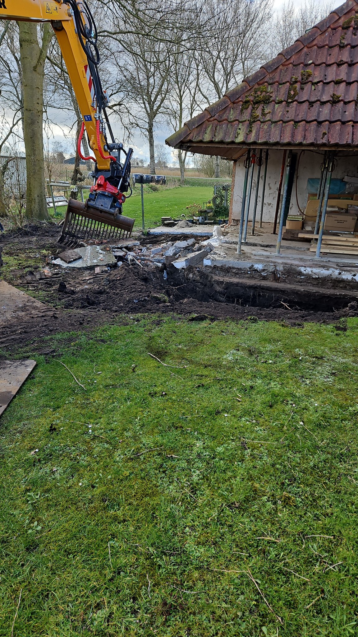 Slopen van verzakte gevel in Nij Beets