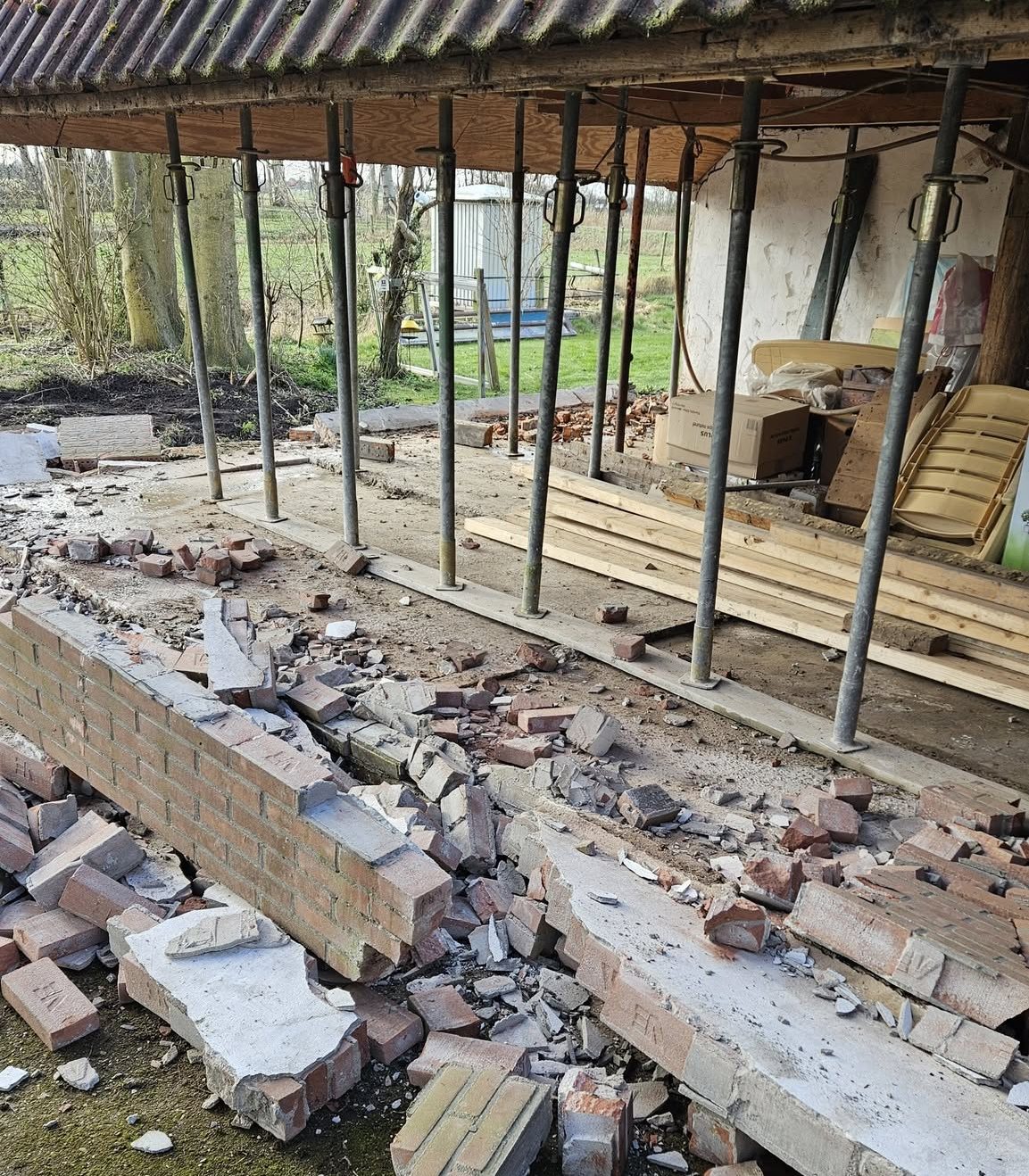 Slopen van verzakte gevel in Nij Beets