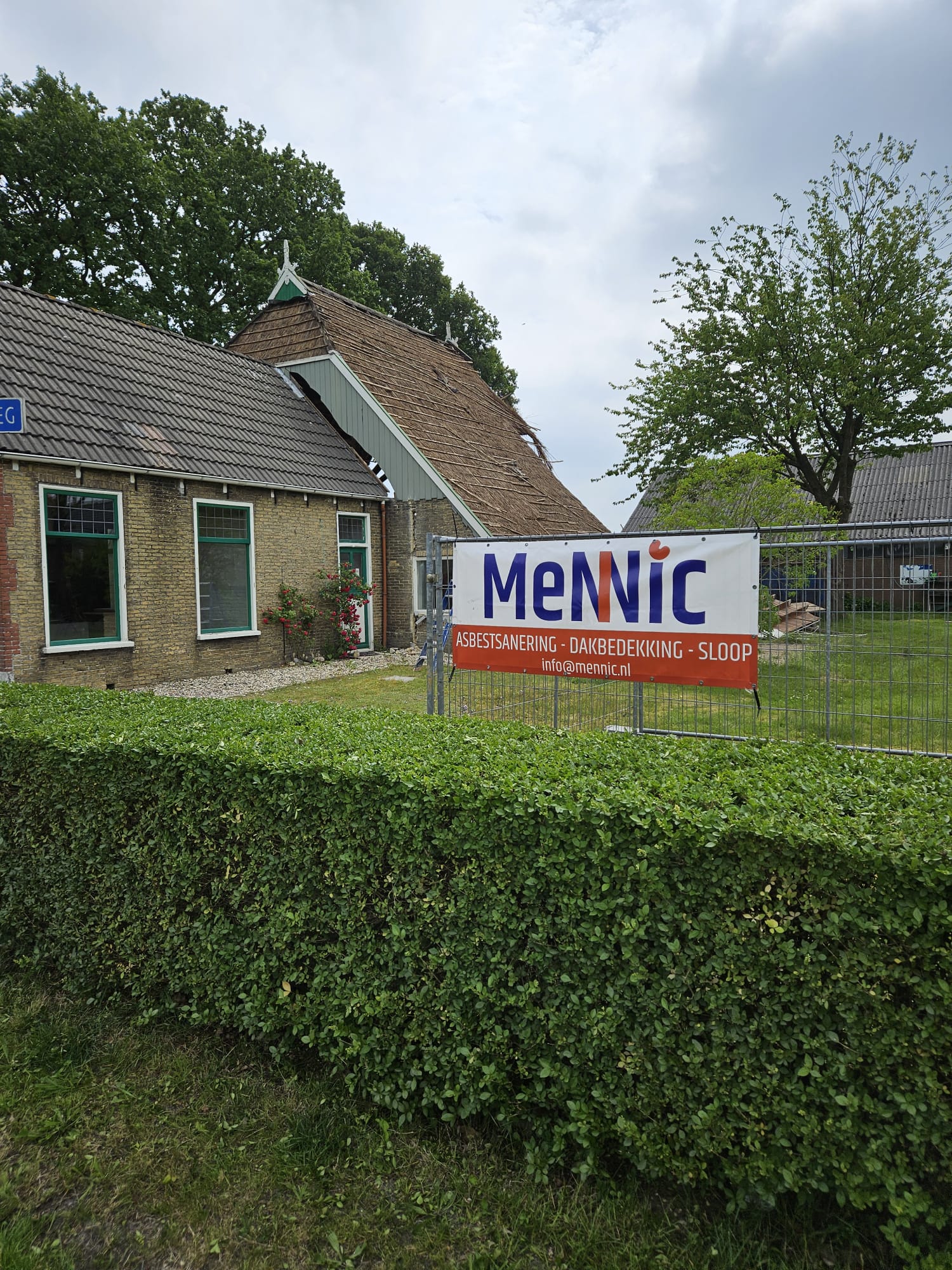 Sloopwerkzaamheden aan de stal van een woonboerderij